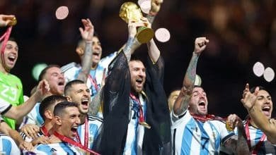 ميسي يرفع كأس العالم بالزي الخليجي
